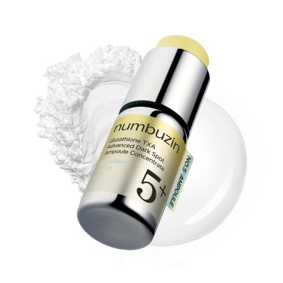سرم غلیظ ضدلک و روشن‌کننده نامبوزین مدل No.5 Glutathione TXA Advanced Dark Spot Ampoule Concentrate، یک محصول پیشرفته و هدفمند از برند کرهای نامبوزین است که با تمرکز بر کاهش لک‌های تیره، جای جوش و ناهمگونی رنگ پوست طراحی شده است. این سرم با بهره‌گیری از ترکیبی قدرتمند از گلوتاتیون، اسید ترانگزامیک (TXA)، نیاسینامید و ویتامین C، به عنوان یکی از قوی‌ترین محصولات روشن‌کننده در بازار کره‌ای شناخته می‌شود و برای افرادی که به دنبال نتایج سریع و مؤثر در رفع هایپرپیگمانتاسیون هستند، گزینه‌ای ایده‌آل محسوب می‌شود.