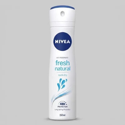 اسپری ضد تعریق زنانه نیوآ مدل Fresh Natural به همراه رول ضد تعریق Fresh Energy حجم ۱۵۰ و ۵۰ میلی‌لیترست ضد تعریق زنانه نیوآ مدل Fresh Natural و Fresh Energy مجموعه‌ای کاربردی برای مراقبت روزانه از پوست زیر بغل و کنترل تعریق و بوی نامطبوع بدن است. این مجموعه شامل یک اسپری Fresh Natural با حجم ۱۵۰ میلی‌لیتر و یک رول ضد تعریق Fresh Energy با حجم ۵۰ میلی‌لیتر است و می‌تواند برای افرادی که به دنبال استفاده از دو نوع محصول ضد تعریق در روتین بهداشت شخصی خود هستند، گزینه مناسبی باشد. اسپری Fresh Natural دارای رایحه‌ای تازه و سبک است و با عصاره‌های اقیانوسی، حس طراوت و تازگی را در طول روز ایجاد می‌کند. نیوآ برای این مدل محافظت ۴۸ ساعته در برابر بوی نامطبوع را اعلام کرده است. فرمول این اسپری در نسخه معرفی‌شده فاقد آلومینیوم است و عملکرد آن بیشتر بر کنترل بوی بدن و ایجاد حس تازگی تمرکز دارد. رول ضد تعریق Fresh Energy نیز با حجم ۵۰ میلی‌لیتر، محصولی جمع‌وجور و مناسب برای استفاده مستقیم روی پوست زیر بغل است. این مدل با رایحه تازه و عصاره علف لیمو معرفی شده و نیوآ برای آن محافظت ضدتعریق تا ۷۲ ساعت را اعلام کرده است. وجود اسپری و رول در یک مجموعه، امکان انتخاب فرم مصرف را متناسب با شرایط روز فراهم می‌کند. اسپری برای استفاده سریع و پوشش یکنواخت مناسب است، در حالی که رول امکان استفاده مستقیم و کنترل‌شده روی پوست زیر بغل را فراهم می‌کند. این محصولات برای استفاده روزانه طراحی شده‌اند و بهتر است روی پوست تمیز و خشک استفاده شوند. پس از استفاده از اسپری نیز بهتر است اجازه دهید محصول کاملاً خشک شود و سپس لباس بپوشید. برای جلوگیری از تحریک، محصولات ضد تعریق نباید روی پوست زخمی یا تحریک‌شده استفاده شوند. ویژگی‌های محصول مناسب برای خانم‌ها شامل اسپری Fresh Natural شامل رول ضد تعریق Fresh Energy حجم اسپری ۱۵۰ میلی‌لیتر حجم رول ۵۰ میلی‌لیتر رایحه تازه و باطراوت دارای عصاره‌های اقیانوسی در مدل Fresh Natural دارای عصاره علف لیمو در مدل Fresh Energy کمک به کنترل بوی نامطبوع بدن کمک به ایجاد حس تازگی و تمیزی محافظت اعلام‌شده ۴۸ ساعته برای اسپری Fresh Natural در برابر بوی بدن محافظت اعلام‌شده تا ۷۲ ساعت برای رول Fresh Energy مناسب استفاده روزانه قابل استفاده در محیط کار، دانشگاه، سفر و فعالیت‌های روزمره فرم اسپری برای استفاده سریع و آسان فرم رول برای استفاده مستقیم و کنترل‌شده حجم مناسب برای حمل و استفاده روزانه کشور مبدأ برند آلمان نقد و بررسی ست ضد تعریق زنانه نیوآ Fresh Natural و Fresh Energy از نظر کاربرد، مجموعه‌ای متنوع و کاربردی محسوب می‌شود؛ زیرا دو محصول با دو روش مصرف متفاوت را در اختیار کاربر قرار می‌دهد. اسپری Fresh Natural برای زمانی که سرعت و پخش یکنواخت محصول اهمیت دارد مناسب است و رول Fresh Energy امکان استفاده دقیق‌تر و مستقیم روی پوست زیر بغل را فراهم می‌کند. رایحه تازه و اقیانوسی Fresh Natural مهم‌ترین ویژگی اسپری این مجموعه است و برای افرادی که رایحه‌های خنک و سبک را می‌پسندند، جذاب خواهد بود. محافظت اعلام‌شده ۴۸ ساعته در برابر بوی بدن نیز آن را برای استفاده روزانه مناسب می‌کند. رول Fresh Energy نقطه قوت دیگری برای این ست است. این محصول با عصاره علف لیمو و محافظت اعلام‌شده تا ۷۲ ساعت، برای افرادی که به دنبال عملکرد ضدتعریق قوی‌تر هستند، گزینه قابل توجهی است. یکی از نکات مثبت این مجموعه، تفاوت عملکردی دو محصول است؛ اسپری Fresh Natural در نسخه معرفی‌شده فاقد آلومینیوم است، در حالی که رول Fresh Energy یک ضدتعریق واقعی است و در ترکیبات معرفی‌شده ماده آلومینیوم کلروهیدرات دارد. بنابراین این دو محصول را نباید از نظر عملکرد کاملاً یکسان در نظر گرفت. از نظر رایحه، هر دو مدل در گروه رایحه‌های تازه و انرژی‌بخش قرار می‌گیرند و برای استفاده روزمره مناسب هستند. البته افرادی که به رایحه‌های بسیار شیرین، گرم یا سنگین علاقه دارند ممکن است این مجموعه را بیش از حد خنک و تازه ارزیابی کنند. در مجموع، این ست برای خانم‌هایی مناسب است که می‌خواهند هم یک اسپری سبک و سریع برای کنترل بوی بدن داشته باشند و هم یک رول ضدتعریق برای استفاده مستقیم و کنترل تعریق. تنوع فرم مصرف، حجم مناسب و رایحه‌های تازه از مهم‌ترین نقاط قوت این مجموعه هستند.